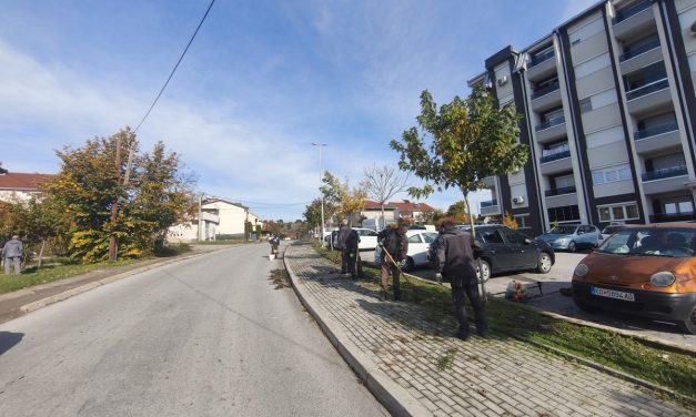 Продолжува чистењето на јавните површини во Кочани