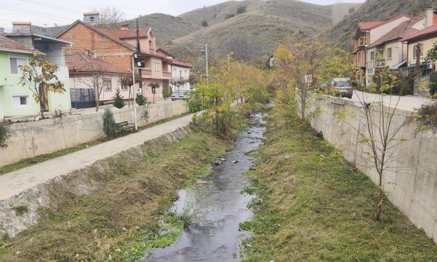 Продолжува чистењето и уредувањето на јавните површини во Кочани