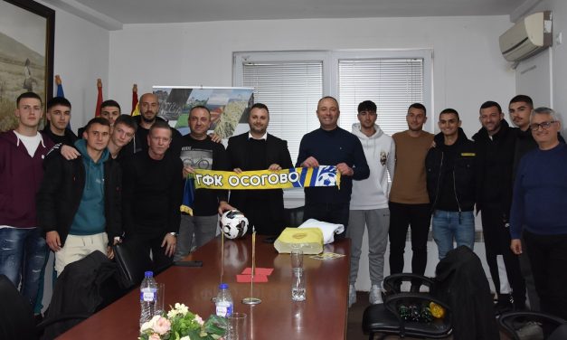 Градоначалникот Грозданов на средба со фудбалерите и раководството на ГФК „Осогово“