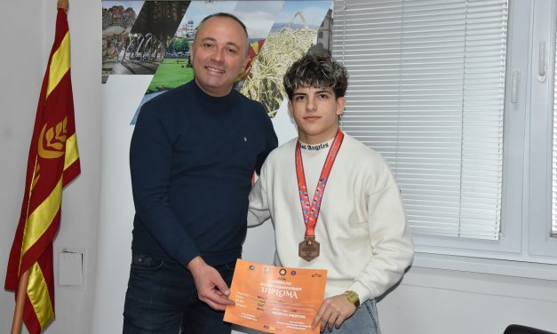 Градоначалникот Грозданов на средба со младиот борач Даријан Павлев и со раководството на БК „Спартак“