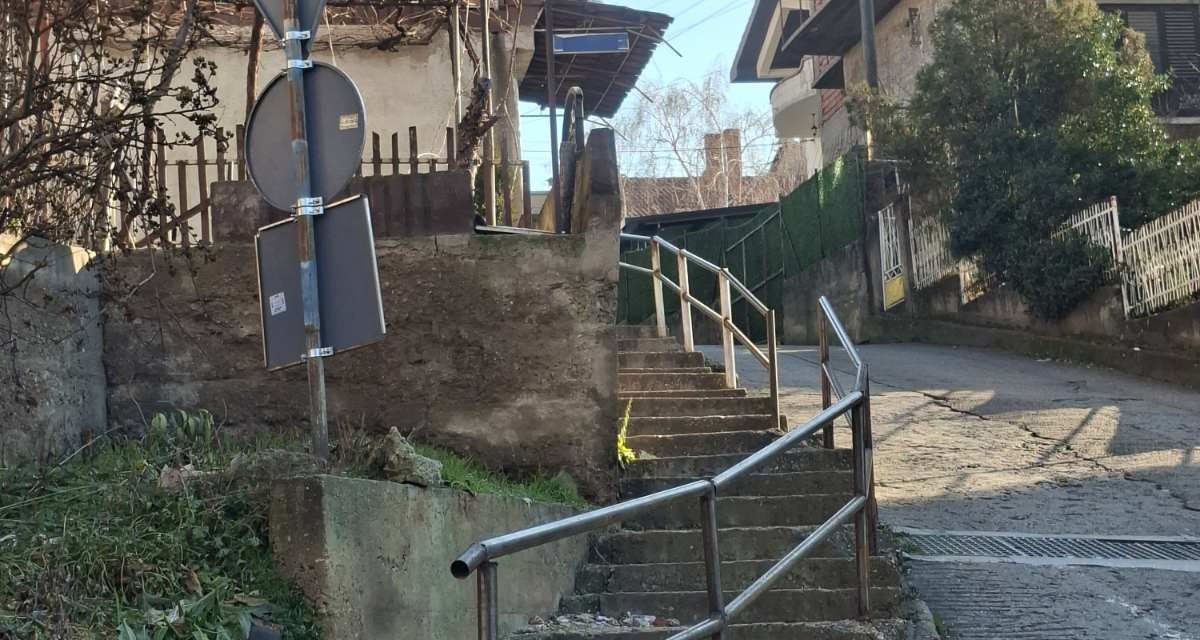 Поставена заштитна ограда на скалите на улицата „АСНОМ“ во Кочани